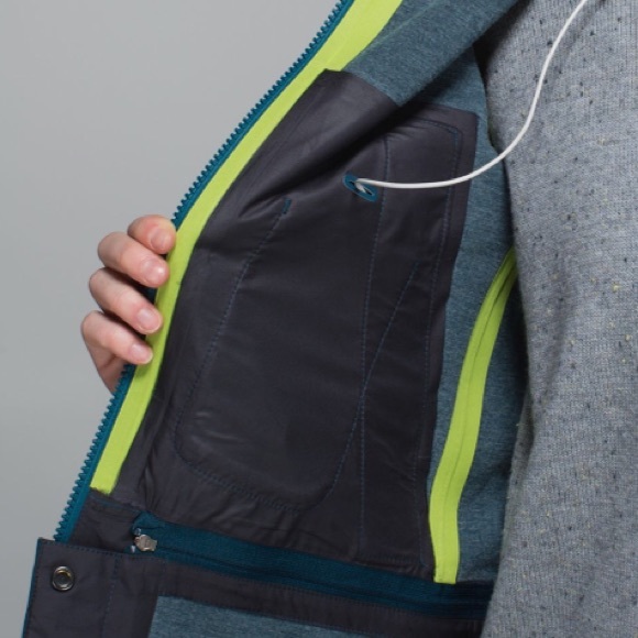 NWOT Rare Lululemon Rain Or Shine Jacket - Picture 6 of 7